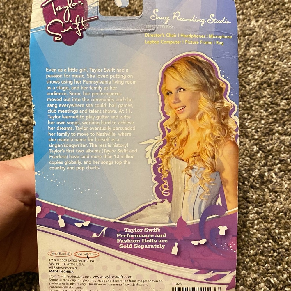 Taylor Swift Singing Doll with Accessory Pack - Picture 4 of 5